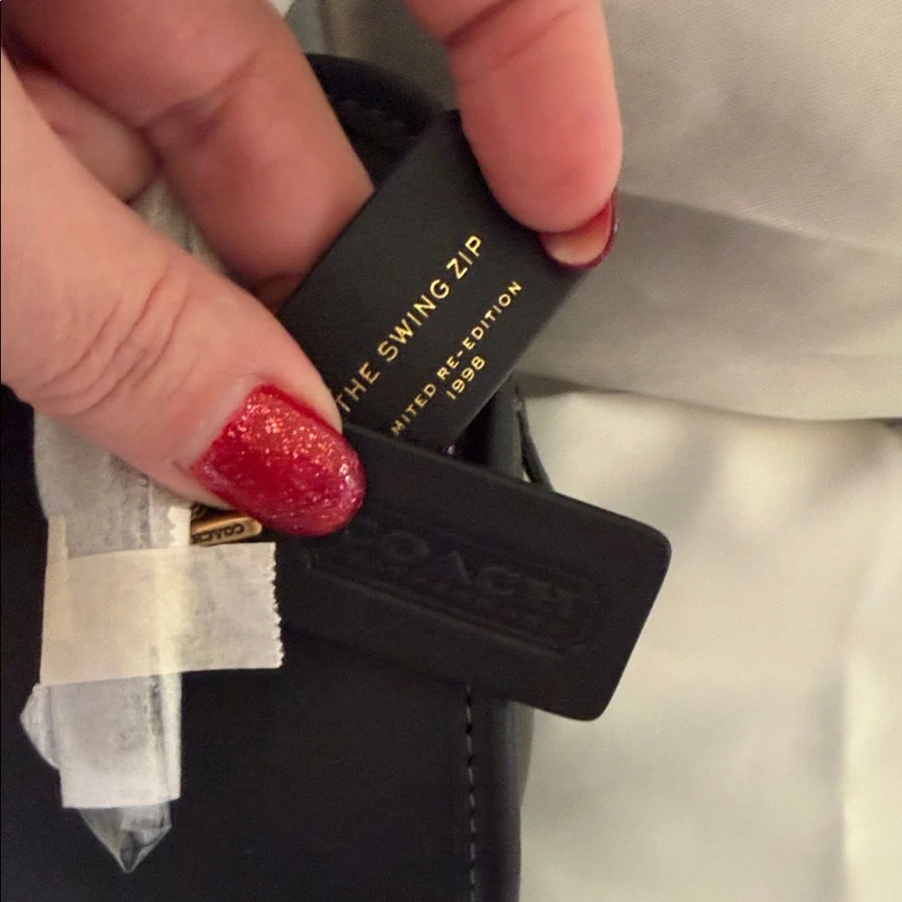 🖤🤎Coach NWT Black Swing Zip Shoulder Bag 20 with Brass Hardware - Picture 7 of 8